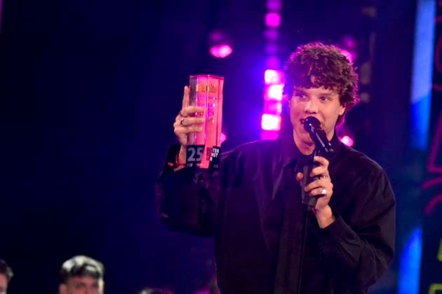 ABBbielefeld: Zartmann Saenger mit Krone Preistraeger auf der Show Behne bei der Verleihung des WDR Musikpreis 1 Live Krone im Lokschuppen Bielefeld am 04.12.2025 NRW Deutschland