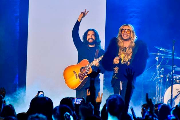 ABBbielefeld: Tokio Hotel, Bill Kaulitz ,Tom Kaulitz, Georg Listing, Gustav Schäfer auf der Show Behne bei der Verleihung des WDR Musikpreis 1 Live Krone im Lokschuppen Bielefeld am 04.12.2025 NRW Deutschland *** ABBbielefeld Tokio Hotel, Bill Kaulitz ,Tom Kaulitz, Georg Listing, Gustav Schäfer on the show Behne at the award ceremony of the WDR Music Prize 1 Live Krone in the Lokschuppen Bielefeld on 04 12 2025 NRW Germany