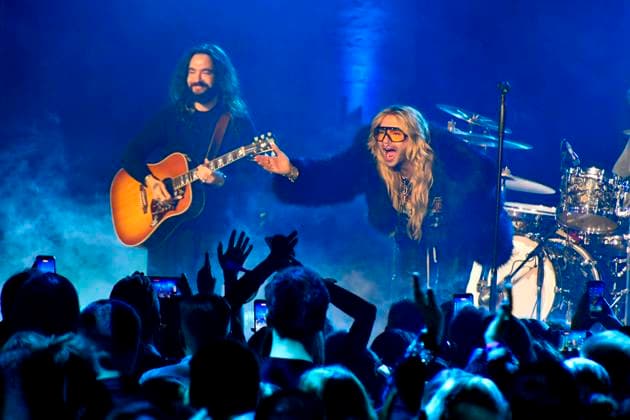 ABBbielefeld: Tokio Hotel, Bill Kaulitz ,Tom Kaulitz, Georg Listing, Gustav Schäfer auf der Show Behne bei der Verleihung des WDR Musikpreis 1 Live Krone im Lokschuppen Bielefeld am 04.12.2025 NRW Deutschland