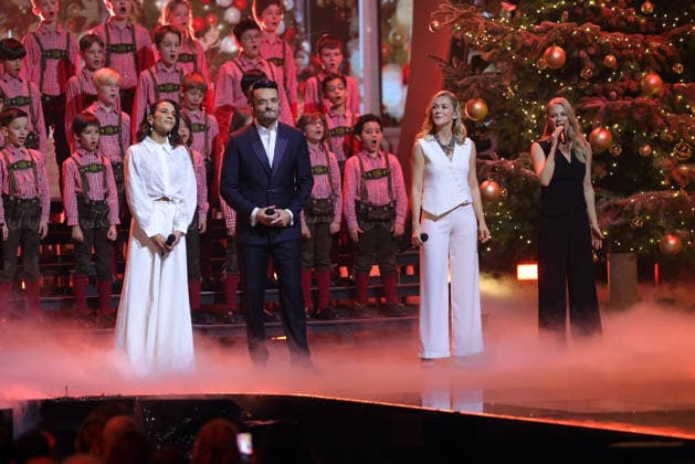 Die große Weihnachtsshow 2025 Moderator Giovanni Zarrella mit Nadja Benaissa von den No Angels und 2theMoonbeats (Schlagerduo bestehend aus Julia Lindholm und Linda Hesse). Die große Weihnachtsshow präsentiert von Giovanni Zarrella. ZDF-Live Sendung vom 04.12.2025 in der Baden-Arena Offenburg. Offenburg, Baden-Württemberg, Deutschland.