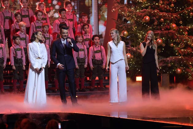 Die große Weihnachtsshow 2025 Moderator Giovanni Zarrella mit Nadja Benaissa von den No Angels und 2theMoonbeats (Schlagerduo bestehend aus Julia Lindholm und Linda Hesse). Die große Weihnachtsshow präsentiert von Giovanni Zarrella. ZDF-Live Sendung vom 04.12.2025 in der Baden-Arena Offenburg. Offenburg, Baden-Württemberg, Deutschland.
