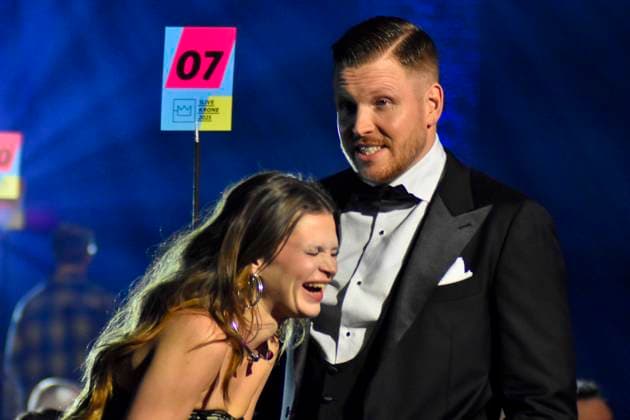 ABBbielefeld: Finch, Nils Wehowsky , Ikkimel, Melina Gaby Strauß Strauss auf der Show Behne bei der Verleihung des WDR Musikpreis 1 Live Krone im Lokschuppen Bielefeld am 04.12.2025 NRW Deutschland