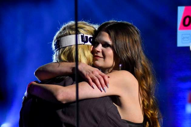 ABBbielefeld: Ski Aggu , August Jean Diederich , Ikkimel, Melina Gaby Strauß Strauss auf der Show Behne bei der Verleihung des WDR Musikpreis 1 Live Krone im Lokschuppen Bielefeld am 04.12.2025 NRW Deutschland