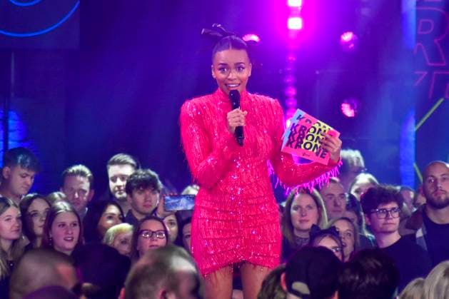 ABBbielefeld: Aminata Belli Moderatorin auf der Show Behne bei der Verleihung des WDR Musikpreis 1 Live Krone im Lokschuppen Bielefeld am 04.12.2025 NRW Deutschland