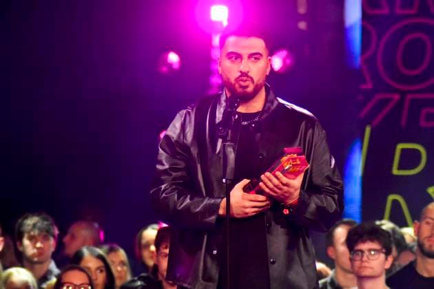 ABBbielefeld: Tahsim Durgun Sanger Preistraeger mit Krone auf der Show Behne bei der Verleihung des WDR Musikpreis 1 Live Krone im Lokschuppen Bielefeld am 04.12.2025 NRW Deutschland