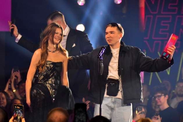 ABBbielefeld: Filow, Ikkimel, Melina Gaby Strauß Strauss mit Krone Preistraeger auf der Show Behne bei der Verleihung des WDR Musikpreis 1 Live Krone im Lokschuppen Bielefeld am 04.12.2025 NRW Deutschland