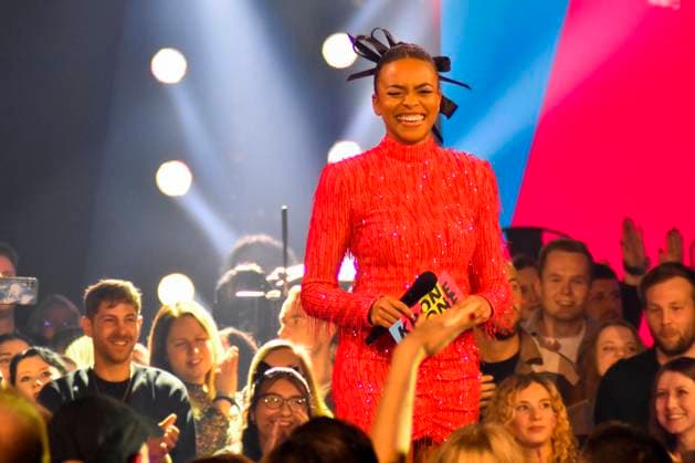 ABBbielefeld: Aminata Belli Moderatorin auf der Show Behne bei der Verleihung des WDR Musikpreis 1 Live Krone im Lokschuppen Bielefeld am 04.12.2025 NRW Deutschland
