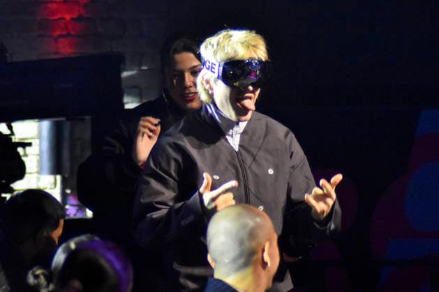 ABBbielefeld: Ski Aggu , August Jean Diederich Saenger auf der Show Behne bei der Verleihung des WDR Musikpreis 1 Live Krone im Lokschuppen Bielefeld am 04.12.2025 NRW Deutschland