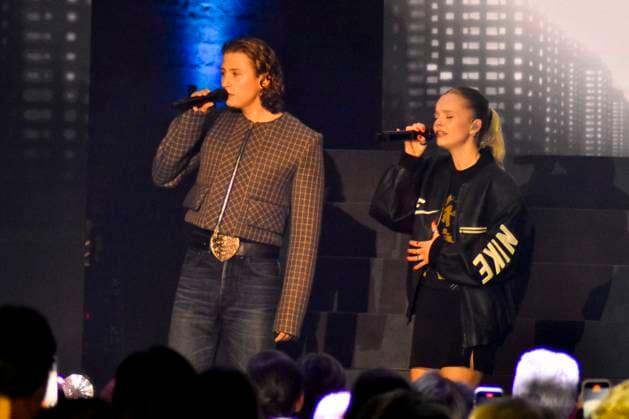 ABBbielefeld: Paula Hartmann, Berq Saenger auf der Show Behne bei der Verleihung des WDR Musikpreis 1 Live Krone im Lokschuppen Bielefeld am 04.12.2025 NRW Deutschland