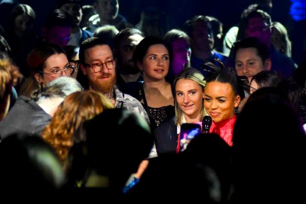 ABBbielefeld: Aminata Belli Moderatorin auf der Show Behne bei der Verleihung des WDR Musikpreis 1 Live Krone im Lokschuppen Bielefeld am 04.12.2025 NRW Deutschland
