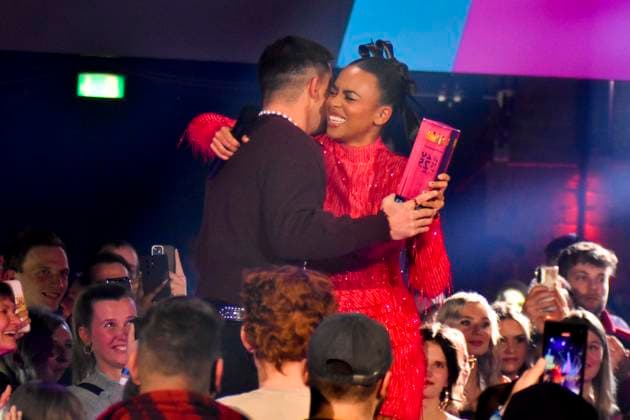 ABBbielefeld: Nico Santos , Nico Wellenbrink mit Aminata Belli Moderatorin auf der Show Behne bei der Verleihung des WDR Musikpreis 1 Live Krone im Lokschuppen Bielefeld am 04.12.2025 NRW Deutschland