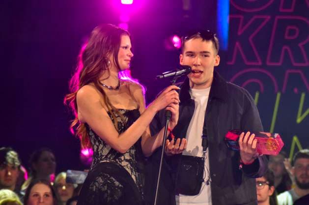 ABBbielefeld: Filow, Ikkimel, Melina Gaby Strauß Strauss mit Krone Preistraeger auf der Show Behne bei der Verleihung des WDR Musikpreis 1 Live Krone im Lokschuppen Bielefeld am 04.12.2025 NRW Deutschland
