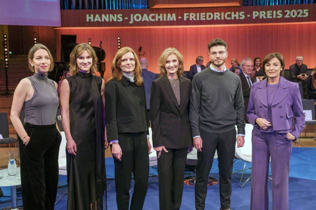Verleihung des Hanns-Joachim-Friedrichs-Preises im WDR - Funkhaus in Koeln (Foto vom 04.12.2025). Die ARD-Korrespondentinnen Sophie von der Tann und Katharina Willinger werden am 04.12.2025 fuer ihre journalistische Arbeit mit dem Hanns-Joachim-Friedrichs-Preis ausgezeichnet. Ueber die Verleihung an von der Tann, die aus dem ARD-Studio Tel Aviv vor allem ueber den Nahost-Konflikt berichtet, gab es im Vorfeld Diskussionen. Waehrend die Jury sie als eine krisenfeste und unerschrockene Korrespondentin bezeichnete, die sich nicht scheue, Dinge beim Namen zu nennen, werfen ihr pro-israelische Vertreter Parteilichkeit und eine verzerrte Berichterstattung vor. Im Foto von links nach rechts: Katharina Willinger, Sophie von der Tann, Katrin Vernau Copyright: epd-bild GuidoxSchiefer 20251204-DSCF4906