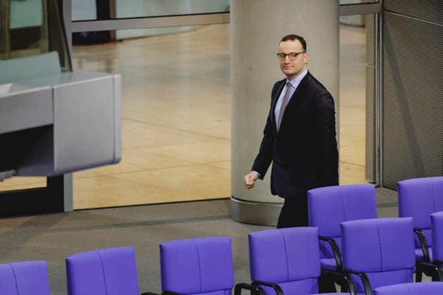Jens Spahn, Vorsitzender der CDU CSU-Fraktion im Deutschen Bundestag, aufgenommen im Rahmen der Debatte ueber das Rentenpaket im Deutschen Bundestag in Berlin, 05.12.2025. Die Junge Gruppe der CDU CSU-Fraktion droht mit Ablehnung des Paketes, was zu einer Krise der Koalition fuehren koennte. Berlin Deutschland *** Jens Spahn, Chairman of the CDU CSU parliamentary group in the German Bundestag, recorded during the debate on the pension package in the German Bundestag in Berlin, 05 12 2025 The young group of the CDU CSU parliamentary group threatens to reject the package, which could lead to a crisis in the coalition Berlin Germany Copyright: xFlorianxGaertnerx