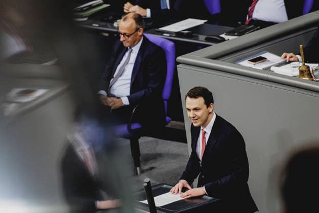 (L-R) Friedrich Merz (CDU), Bundeskanzler, und Pascal Reddig, Mitglied des Deutschen Bundestages (CDU) und Vorsitzender der Jungen Gruppe der CDU CSU, aufgenommen im Rahmen der Debatte ueber das Rentenpaket im Deutschen Bundestag in Berlin, 05.12.2025. Die Junge Gruppe der CDU CSU-Fraktion droht mit Ablehnung des Paketes, was zu einer Krise der Koalition fuehren koennte. Berlin Deutschland Copyright: xFlorianxGaertnerx