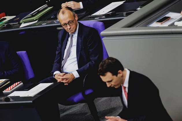 (L-R) Friedrich Merz (CDU), Bundeskanzler, und Pascal Reddig, Mitglied des Deutschen Bundestages (CDU) und Vorsitzender der Jungen Gruppe der CDU CSU, aufgenommen im Rahmen der Debatte ueber das Rentenpaket im Deutschen Bundestag in Berlin, 05.12.2025. Die Junge Gruppe der CDU CSU-Fraktion droht mit Ablehnung des Paketes, was zu einer Krise der Koalition fuehren koennte. Berlin Deutschland Copyright: xFlorianxGaertnerx