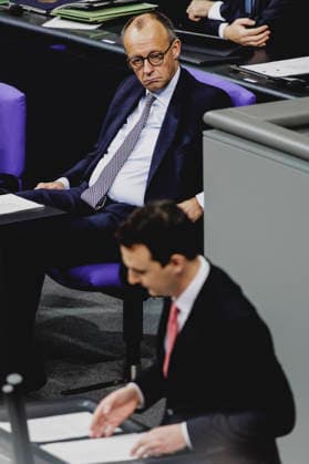 (L-R) Friedrich Merz (CDU), Bundeskanzler, und Pascal Reddig, Mitglied des Deutschen Bundestages (CDU) und Vorsitzender der Jungen Gruppe der CDU CSU, aufgenommen im Rahmen der Debatte ueber das Rentenpaket im Deutschen Bundestag in Berlin, 05.12.2025. Die Junge Gruppe der CDU CSU-Fraktion droht mit Ablehnung des Paketes, was zu einer Krise der Koalition fuehren koennte. Berlin Deutschland Copyright: xFlorianxGaertnerx