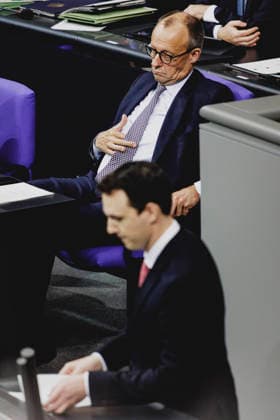 (L-R) Friedrich Merz (CDU), Bundeskanzler, und Pascal Reddig, Mitglied des Deutschen Bundestages (CDU) und Vorsitzender der Jungen Gruppe der CDU CSU, aufgenommen im Rahmen der Debatte ueber das Rentenpaket im Deutschen Bundestag in Berlin, 05.12.2025. Die Junge Gruppe der CDU CSU-Fraktion droht mit Ablehnung des Paketes, was zu einer Krise der Koalition fuehren koennte. Berlin Deutschland Copyright: xFlorianxGaertnerx
