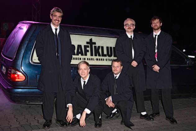 Kraftklub bei der 26. Verleihung der 1Live Krone 2025 im Lokschuppen. Bielefeld, 04.12.2025