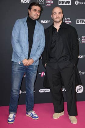 Juan Moreno und Sinan Sevinc bei der 26. Verleihung der 1Live Krone 2025 im Lokschuppen. Bielefeld, 04.12.2025