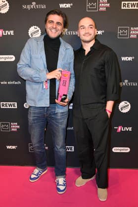 Juan Moreno und Sinan Sevinc bei der 26. Verleihung der 1Live Krone 2025 im Lokschuppen. Bielefeld, 04.12.2025