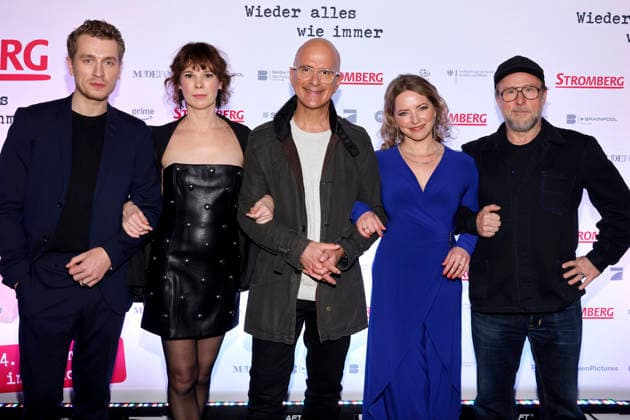 Die Schauspieler Laszlo Branko Breiding (Julian Gilsmeyer), Milena Dreißig (Jennifer Schirrmann), Christoph Maria Herbst (Bernd Stromberg), Diana Staehly (Tanja Seifert) und Bjarne Mädel (Berthold Heisterkamp, Ernie) bei der Fanpremiere des Kinofilms Stromberg - Wieder alles wie immer im Cinedom. Köln, 04.12.2025 NRW Deutschland Copyright: xChristophxHardtx