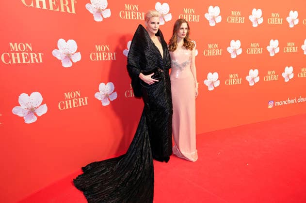 Nadja Auermann mit Tochter Cosima Auermann beim Mon Cheri Barbara Tag 2025 in der Residenz. München, 04.12.2025
