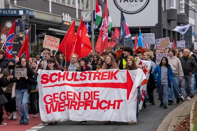 Schulstreik gegen Wehrdienst, ca. 600 Teilnehmer bei eine Demonstration gegen die Wiedereinführung des Wehrdienst, Schüler die der Schule fernblieben und Teilnehmende von linken Organisationen und Parteien zogen durch die Innenstadt von Essen, um gegen die geplante neue Wehrpflicht und gegen andere Verpflichtungen in soziale Dienst zu protestieren, NRW, Deutschland Schulstreik Wehrpflicht *** School strike against military service, about 600 participants in a demonstration against the reintroduction of military service, students who stayed away from school and participants from left-wing organizations and parties marched through the city center of Essen to protest against the planned new compulsory military service and against other obl