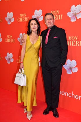 Dieter Bach mit Begleitung Mon Cheri Barbara Tag Charity Residenz München 04. Dezember 2025