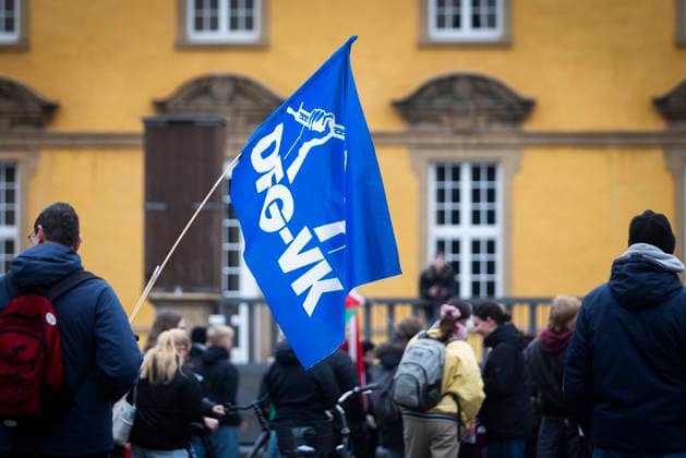 Flagge der DFG-VK (Deutsche Friedensgesellschaft Vereinigte KriegsdienstgegnerInnen e.V.) Deutschlandweiter Schulstreik gegen Wehrpflicht. Unter dem Motto Wir sagen NEIN zur Wehrpflicht! NEIN zu allen Zwangsdiensten! findet eine Demonstrationszug um den Osnabrücker Wall mit anschlißender Kundgebung im Schlossgarten statt. Von u.a. Linksjugend Osnabrück, den Libertären Kommunistinne Os, Unordnungsamt Osnabrück, FFF. 05.12.2025 Schulstreik gegen Wehrpflicht *** Flag of the DFG VK Deutsche Friedensgesellschaft Vereinigte KriegsdienstgegnerInnen e V Germany-wide school strike against compulsory military service Under the motto We say NO to compulsory military service NO to all compulsory services, a demonstration march around the Os