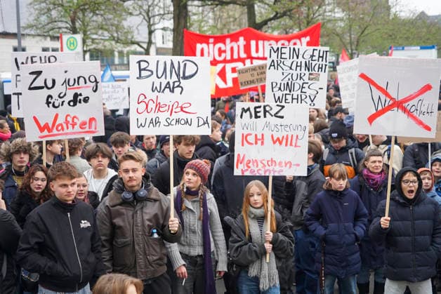 CNTVhamburg: Demonstranten mit Schildern Transparenten Fahnen auf der Strasse Demo unter dem Motto Nein zur Wehrplicht Ja zum Leben am 05.12.2025 in Hamburg Ca.1500 Menschen hauptsaechlich Schüler demonstrierten heute in der Inenstadt gegen die Einführung der Wehrpflicht den Wehrdienst und zogen mit dem Demonstrationszug vom Hauptbahnhof über den Jungfernstieg bis zum Dammtorbahnhof Hamburg Deutschland *** CNTVhamburg Demonstrators with signs banners flags on the street Demo under the motto No to compulsory military service Yes to life on 05 12 2025 in Hamburg About 1500 people mainly students demonstrated today in the inner city against the introduction of compulsory military service and marched with the demonstration from the main s