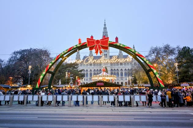 Wien, Christkindlmarkt 05.12.2025, WIEN, AUT, Christkindlmarkt im Bild Themenbild, Wien, Christkindlmarkt, Rathausplatz, Wiener Rathaus, Weihnachtsmarkt, Advent, Winter, Abenddämmerung, Karussell, Lichterbogen, beleuchtete Dekoration, Weihnachtsbeleuchtung, Weihnachtsbaum, Marktstände, Glühwein, Punschstände, Menschenmenge, Besucher, Winterkleidung, Festlich, beleuchtet, winterlich, geschäftig, belebt, Feature, Symbolbild Wien *** Vienna, Christmas market 05 12 2025, VIENNA, AUT, Christmas market in the picture Theme picture, Vienna, Christmas market, City Hall Square, Vienna City Hall, Christmas market, Advent, winter, dusk, carousel, arch of lights, illuminated decoration, Christmas lights, Christmas tree, market stalls, mulled wine, Wien, Christkindlmarkt, 05.12.2025-3