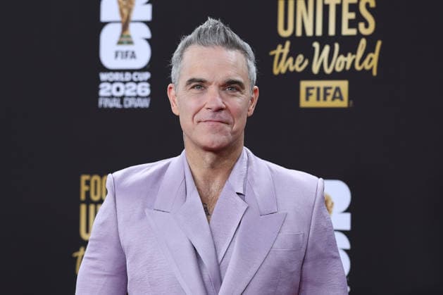 British singer Robbie Williams poses on the red carpet prior to the 2026 FIFA World Cup draw at the Kennedy Center in Washington, United States, 05 December 2025. 2026 FIFA World Cup Draw !ACHTUNG: NUR REDAKTIONELLE NUTZUNG!  Copyright: xOctavioxGuzmánx AME6138 20251205-55018749200_1