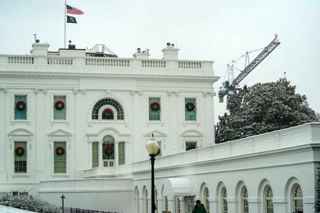 White House Ballroom Construction A construction crane utilized to work on the new White House Ballroom is seen on the grounds of the White House on Friday December 5, 2025 in Washington, DC. President Trump has hired DC-based firm Shalom Baranes Associates to complete the project. (Photo by Leigh Vogel Pool ABACAPRESS.COM) Washington DC  Copyright: xPool ABACAx