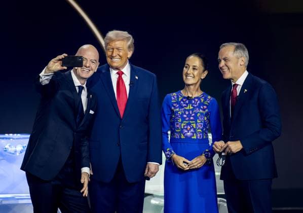 WASHINGTON FIFA President Gianni Infantino takes a selfie with President Donald Trump, Mexican President Claudia Sheinbaum, and Canadian Prime Minister Mark Carney during the draw for the 2026 World Cup in the United States. ANP KOEN VAN WEEL netherlands out - belgium out  Copyright: xx x543997454x originalFilename: 543997454.jpg