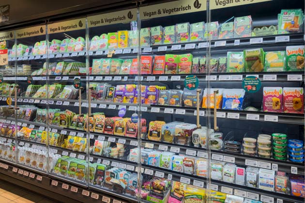 Kühlvitrine mit veganen und vegetarischen Produkten in einer REWE-Filiale in Köln. Ein breites Sortiment an pflanzlichen Alternativen, das den wachsenden Trend zu bewusster Ernährung widerspiegelt. *** Refrigerated display case with vegan and vegetarian products in a REWE branch in Cologne. A wide range of plant-based alternatives that reflects the growing trend towards conscious nutrition. Nordrhein-Westfalen Deutschland, Germany 20251202-IMG_1226