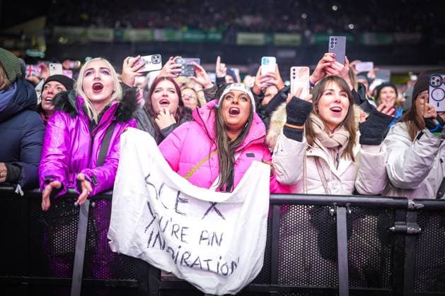 04.12.2025, Schladming, AUT, Unterwegs in Steiermark, Ski Opening 2025, Konzert, im Bild Backstreet Boys, Feature, Übersicht, Planai Stadion, Feature, Fan, Konzert,