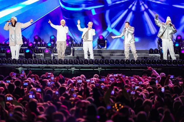 04.12.2025, Schladming, AUT, Unterwegs in Steiermark, Ski Opening 2025, Konzert, im Bild Backstreet Boys, Feature, Übersicht, Planai Stadion, Feature, Fan, Konzert,