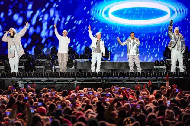 04.12.2025, Schladming, AUT, Unterwegs in Steiermark, Ski Opening 2025, Konzert, im Bild Backstreet Boys, Feature, Übersicht, Planai Stadion, Feature, Fan, Konzert,