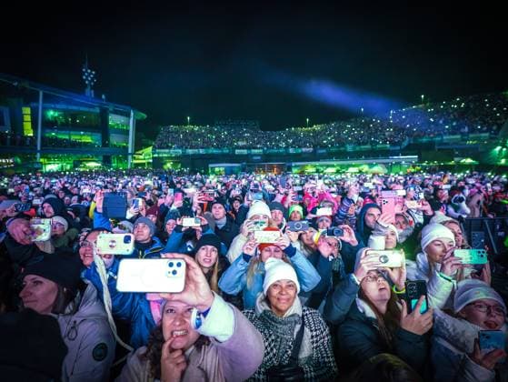 04.12.2025, Schladming, AUT, Unterwegs in Steiermark, Ski Opening 2025, Konzert, im Bild Backstreet Boys, Feature, Übersicht, Planai Stadion, Feature, Fan, Konzert,