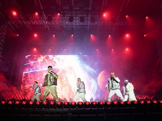 04.12.2025, Schladming, AUT, Unterwegs in Steiermark, Ski Opening 2025, Konzert, im Bild Backstreet Boys, Feature, Übersicht, Planai Stadion, Feature, Fan, Konzert,