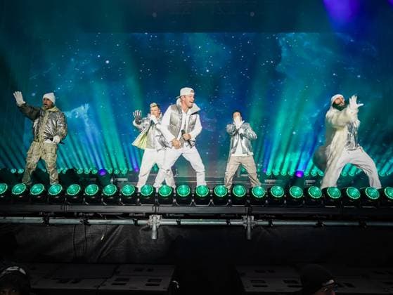 04.12.2025, Schladming, AUT, Unterwegs in Steiermark, Ski Opening 2025, Konzert, im Bild Backstreet Boys, Feature, Übersicht, Planai Stadion, Feature, Fan, Konzert,