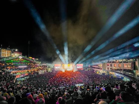 04.12.2025, Schladming, AUT, Unterwegs in Steiermark, Ski Opening 2025, Konzert, im Bild Backstreet Boys, Feature, Übersicht, Planai Stadion, Feature, Fan, Konzert,