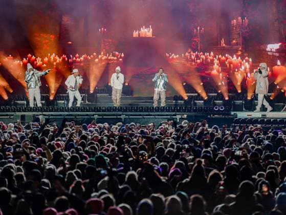 04.12.2025, Schladming, AUT, Unterwegs in Steiermark, Ski Opening 2025, Konzert, im Bild Backstreet Boys, Feature, Übersicht, Planai Stadion, Feature, Fan, Konzert,