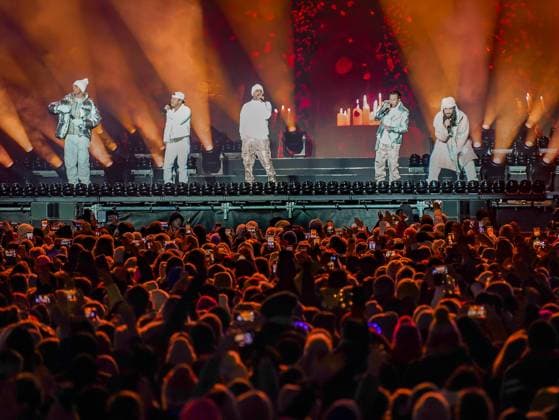 04.12.2025, Schladming, AUT, Unterwegs in Steiermark, Ski Opening 2025, Konzert, im Bild Backstreet Boys, Feature, Übersicht, Planai Stadion, Feature, Fan, Konzert,