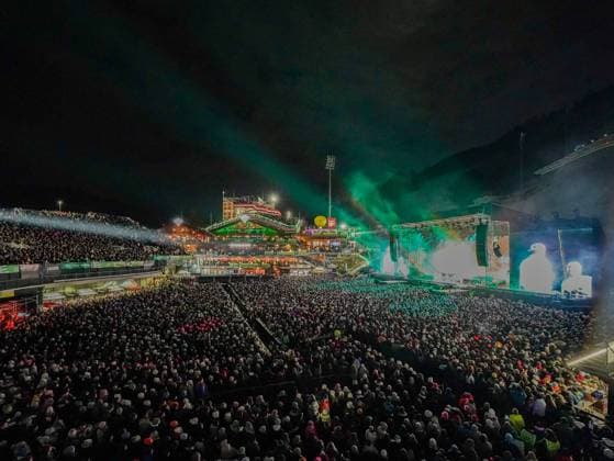 04.12.2025, Schladming, AUT, Unterwegs in Steiermark, Ski Opening 2025, Konzert, im Bild Backstreet Boys, Feature, Übersicht, Planai Stadion, Feature, Fan, Konzert,