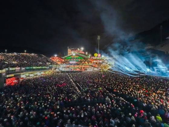 04.12.2025, Schladming, AUT, Unterwegs in Steiermark, Ski Opening 2025, Konzert, im Bild Backstreet Boys, Feature, Übersicht, Planai Stadion, Feature, Fan, Konzert,