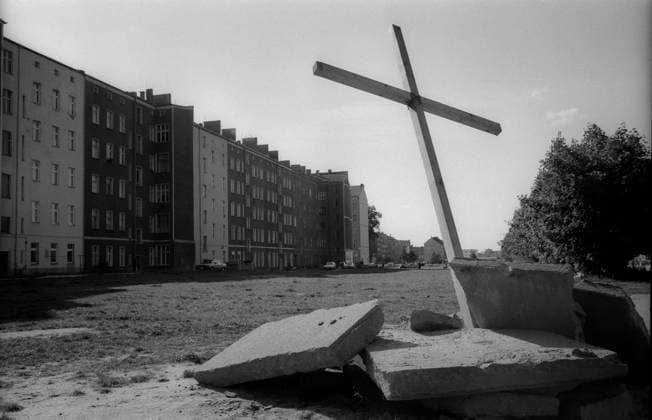 Mauerstreifen Bernauer Straße Deutschland, Berlin, 30.09.1992, Kreuz für Maueropfer an der Bernauer Straße, Â *** Wall Strip Bernauer Strasse Germany, Berlin, 30 09 1992, Cross for victims of the Wall on Bernauer Strasse, Â