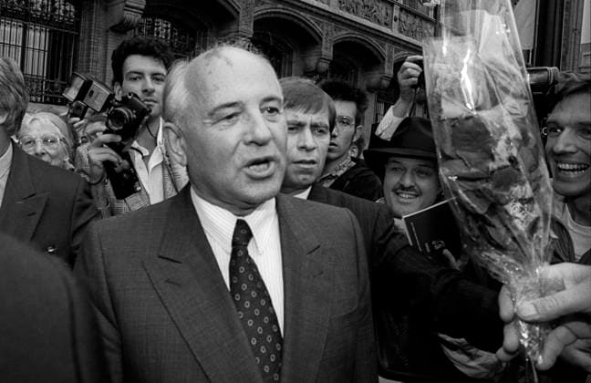 Michael Gorbatschow Deutschland, Berlin, 16.09.1992, Empfang von Michael Gorbatschow, Besuch im Roten Rathaus, Blumen, Â *** Michael Gorbachev Germany, Berlin, 16 09 1992, Reception of Michael Gorbachev, Visit to the Red City Hall, Flowers, Â