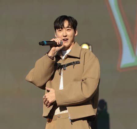 iHeartRadio 102.7 KIIS FM s Jingle Ball 2025 - Pre-Show Village Kevin Woo from KPop Demon Hunters (the singing voice for the character Mystery Saja) performs at iHeartRadio 102.7 KIIS FM s Jingle Ball 2025 Presented by Capital One - Pre-Show at Intuit Dome on December 05, 2025 in Los Angeles, California. Inglewood INTUIT DOME California USA Copyright: xCraSH imageSPACEx